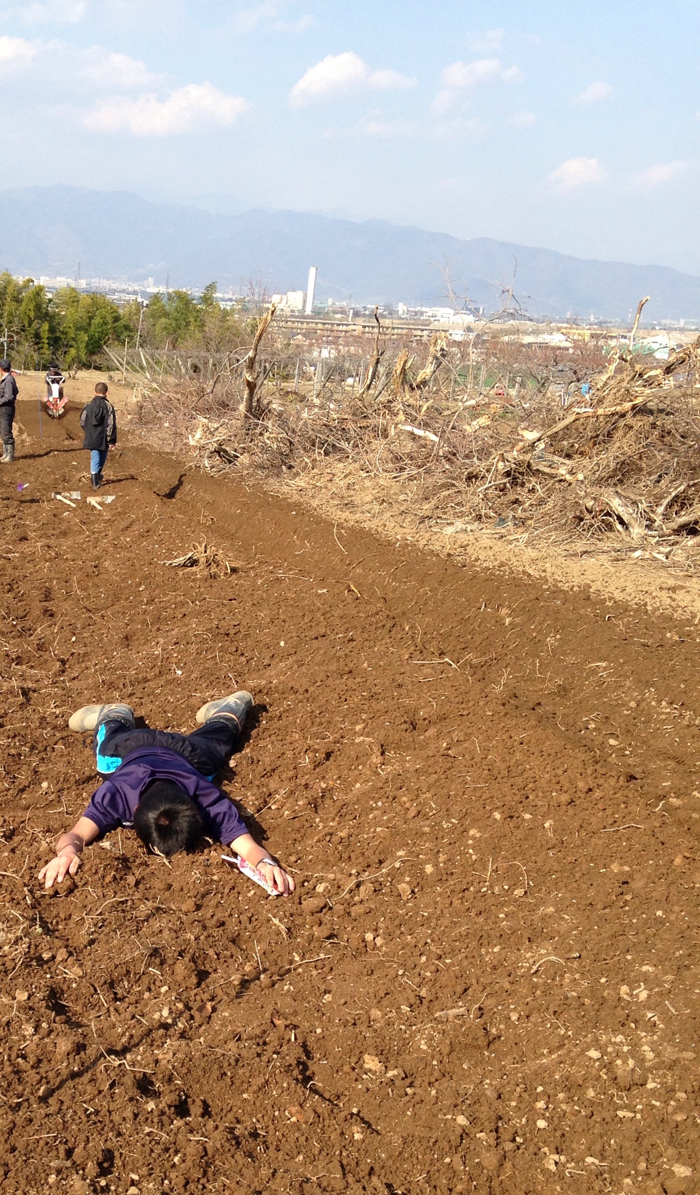 畑ではしゃぐ中学生